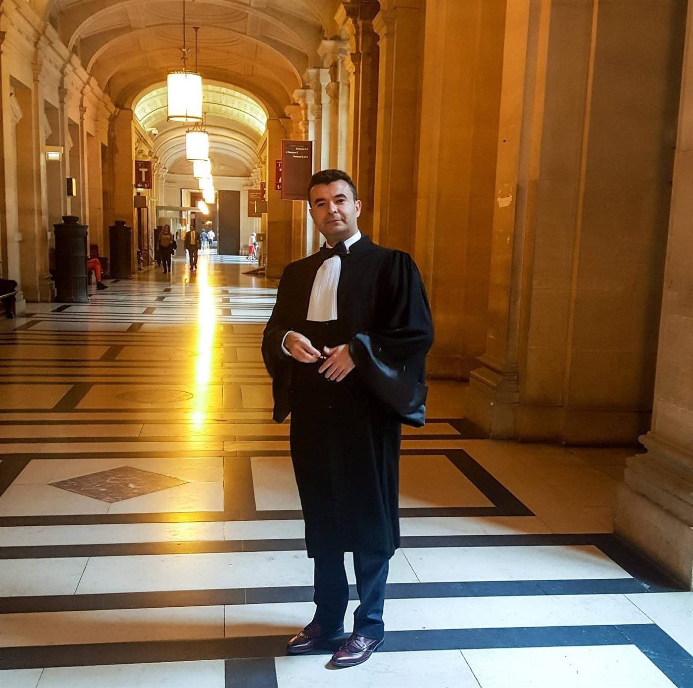 Maître Abdelatif Laamrani en la galería del Palacio de Justicia de París